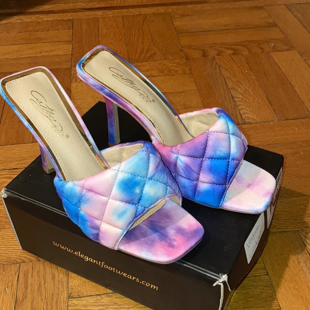 Beautiful tie die heels